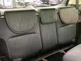 3人掛けのシートにはそれぞれヘッドレストを備え、後席の同乗者も落ち着いて座れます。窓から外の様子を確認しやすく、家族や友人との移動にも活用しやすい空間です。