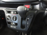 インパネシフトだから視線の移動も少なく足元もスッキリ。運転席もゆったりしているのでゆとりを持ってドライブできますね。
