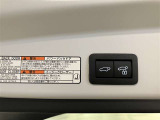 バックドアの底部にパワーバックドアスイッチとパワーバックドアクローズ&ロックボタンが付いてます。