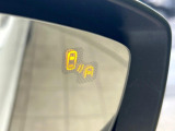 【ブラインドスポットモニタリング】走行中、ドアミラーの死角になりやすい箇所に後続車が接近するとサイドミラー付近に警告を表示、ドライバーに注意喚起をしてくれます。