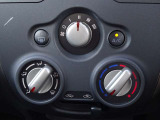 【マニュアルエアコン】ダイヤルを回して簡単に温度調整ができます。車内も快適ですね!