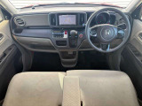 運転席廻りの画像です。操作スイッチ類もキレイな状態です。専門のスタッフが内外装を清掃・きめ細かい箇所までクリーニングしています