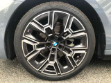 【BMWアロイホイル】軽量かつ強度に拘ったアロイホイル。走行性能ポテンシャルを引き出す設計。車の足元を引き締めてくれる大きなポイントはアロイホイルです。