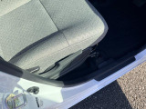 痛みの出やすい運転席シートの角、フロアマット、座面、ともに良好です