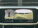 【 サラウンドビューカメラ 】車両の4つのカメラから得た映像を合成し、上空から眺めているような映像をモニターに映し出します。車両周辺の歩行者や障害物などの発見に役立ちます。