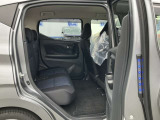 車内クリーニングと外装の磨きをしてあります。後席フロア部は段差が無いので足元の窮屈さを感じません。