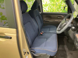 ゆったりとした形状の前席は、運転席と助手席が並ぶ見通しのよい空間です。窓から外の様子を確認しやすく、落ち着いた色合いのシートが車内にまとまりを添えます。
