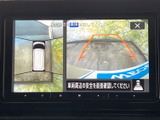 車両周辺の映像を画面で確認でき、駐車時など周囲の状況を把握したい場面で役立ちます。上から見た映像と後方の映像が表示され、位置関係を確認しやすい構成です。