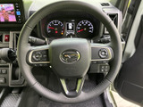 ステアリングには複数のスイッチが配置され、手元で車内の機能を扱える構成です。メーターも正面に見渡せる位置にあり、運転時に必要な情報を確認しやすくなっています。