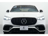 ひと目でAMGモデルと分かる存在感を演出。Sクラスならではの優雅さに、ハイパフォーマンスモデルらしいアグレッシブな表情を融合しています。
