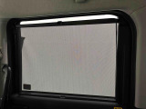 後席にお乗りの方が眩しくないように日差しを軽減する格納式リヤドアサンシェードが付いてます