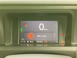 速度やシフト位置、燃料残量などの情報がデジタル表示され、運転中に必要な項目をひと目で確認しやすい構成です。表示がまとまり、日々の確認にも役立ちます。