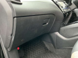 グローブボックスの周りに少しキズや汚れがございます。