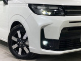 【LEDヘッドライト】悪天候や夜間走行時も良好な視界を確保し安心して運転できる高輝度LEDヘッドライトを装備!点灯速度が早く、消費電力も抑えられています。