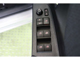 全ての窓が運転席から操作できます。今やほぼ当たり前ですが、無いと不便なアイテムですね。ウインドウロックも備えています。