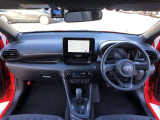 シンプルながら機能性溢れる運転席廻りです。視界性もよく、運転しやすいですよ。