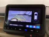 リバースギアに入れるだけで後方の表示へ切り替わります。夜間や雨の日の駐車も楽になりますよ。