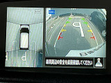 空から見ているような視点で周囲が確認できるアラウンドビューモニター、クルマの真上から見ているかのような映像によって、周辺の見えにくい障害物でも気付くことができます。
