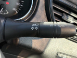 【オートライト(AUTO)】外の明るさをシステムが感知して、自動でヘッドライトが点灯します。ヘッドライトをつけ忘れを防ぐ便利機能です。