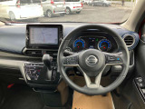インパネシフトで操作し易く、広々とゆったりとした運転席周りです! 助手席へも簡単にウォークスルーでき便利です!
