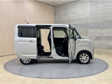 狭いスペースでも、隣の車を気にせず開閉出来るスライドドア。どんな場所でもドアを十分に大きく開くことが出来るので乗り降りや荷物を載せるのに便利です。