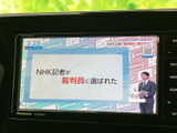テレビ番組を画面で視聴でき、停車中の待ち時間などに映像をお楽しみいただけます。メニューからテレビを選べる構成で、車内で過ごすひとときに便利な装備としてご活用いただけます。