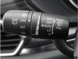 【オートワイパー機能】レバーをAUTOの位置にしているとき、レインセンサーが雨を感知すると、雨量に応じて、ワイパーが自動で作動します。