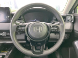 インテリアに合わせたデザインのステアリングは、運転される方のことも考え、運転しやすい形状、大きさです。是非一度、実際に触ってお確かめください。