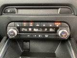 エアコンは温度の設定のみで快適な風量やモードなどを自動調整してくれるフルオートエアコンを装備!