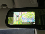 後方映像に加えて車両周囲を確認できる表示があり、駐車時の周辺確認をサポート。画面を見ながら状況を把握しやすく、狭い場所への駐車や切り返しの際にも役立つ装備です。