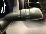 ライトスイッチです。「AUTO」にすると外の明るさに応じてスモールライト・ヘッドライトが自動でON・OFFします。夕暮れ時や屋内駐車場、トンネルなどに便利です。フォグランプもON・OFFできます。