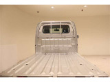 お荷物の積み下ろしに便利な【三方開】です!どこからでもお荷物の出し入れが出来るので、大変使いやすい荷台です