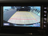 後方の様子を画面で確認でき、ガイド線も表示されるため、駐車時の位置合わせをサポートします。周囲の状況を確かめながら操作でき、車庫入れやバック時に便利です。