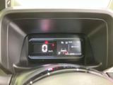 必要な走行情報をまとめて確認できる表示部を備え、運転中に目を向ける情報を把握しやすい配置です。表示内容が整理されており、日々の運転を支える見やすいメーターまわりです。