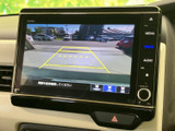 後方の映像にガイド線が表示され、駐車時に周囲との距離を確認する目安として活用できます。切り返しや駐車スペースへの出入りをサポートする便利な装備です。