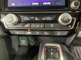 操作性の良いエアコンパネル。前席シートヒーターで寒い冬も快適ドライブ。