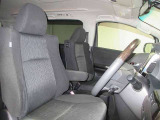 座り心地のいいソファのようなシート♪運転席も助手席もリラックスしてゆったりと座れます!!