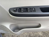 運転席パワーウィンドウスイッチとドリンクホルダーです。