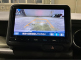 後方の映像に加え、目安となるガイド線も表示されるため、駐車時の周囲確認に役立ちます。画面の案内を参考にしながら、目視でも安全を確かめて操作できる便利なサポート装備です。