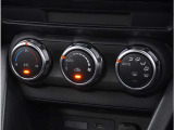 【オートエアコン】一度お好みの温度に設定すれば、車内の温度を検知し風量や温度を自動で調整。暑い&hellip;寒い&hellip;と何度もスイッチ操作をする必要はありません。快適な車内空間には必須の機能ですね。