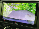 車両周辺を確認する映像がモニターに表示され、駐車時など周囲の様子を把握したい場面で役立ちます。画面を見ながら、落ち着いて車庫入れを進められます。