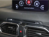 オート式エアコンは操作性が良好です。運転席と助手席にはシートヒーターが装備されており、座面と背もたれをすばやく温め、寒い時期にも快適な運転環境を提供します。