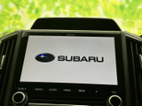 センターに画面と操作部がまとまり、運転席から内容を確認しやすい配置です。音楽やナビゲーションなど日常の移動に役立つ機能を備え、使い勝手にも配慮されています。