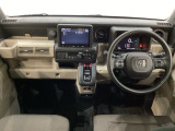 車内は光触媒抗菌消臭施工済です。インパネ周りはスタイリッシュなデザインで機能や装備も充実しています。グローブボックスやカップホルダーのほかにトレーなどたくさんの収納スペースが付いています。