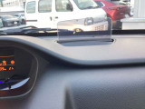 ヘッドアップディスプレイは運転者の目線上に必要な情報を映し出す装備です。視線移動を減らし、道路状況と運転に必要な情報を同時に確認することが出来ます。