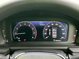 速度やエンジン回転数などの表示が運転席正面にまとまり、走行中に必要な情報を確認しやすい配置です。中央の表示部では車両の状態も把握しやすく、視線移動を抑えて確認できます。