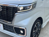 【LEDヘッドライト】悪天候や夜間走行時も良好な視界を確保し安心して運転できる高輝度LEDヘッドライトを装備!点灯速度が早く、消費電力も抑えられています。
