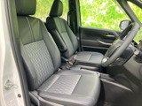 前席はゆったりとした座面と背もたれで、運転席・助手席それぞれに落ち着いて座れる空間です。視界も開けており、乗り込んだ際の見通しや、日常の移動での過ごしやすさも魅力です。