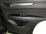 後席のパワーウィンドウスイッチとトリムデザインです。