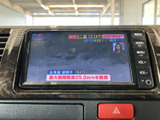 放送映像や案内表示を確認でき、音量やメニューの操作ボタンも画面脇にまとまっています。目的地の確認など、日常のお出かけをサポートする装備として活用いただけます。